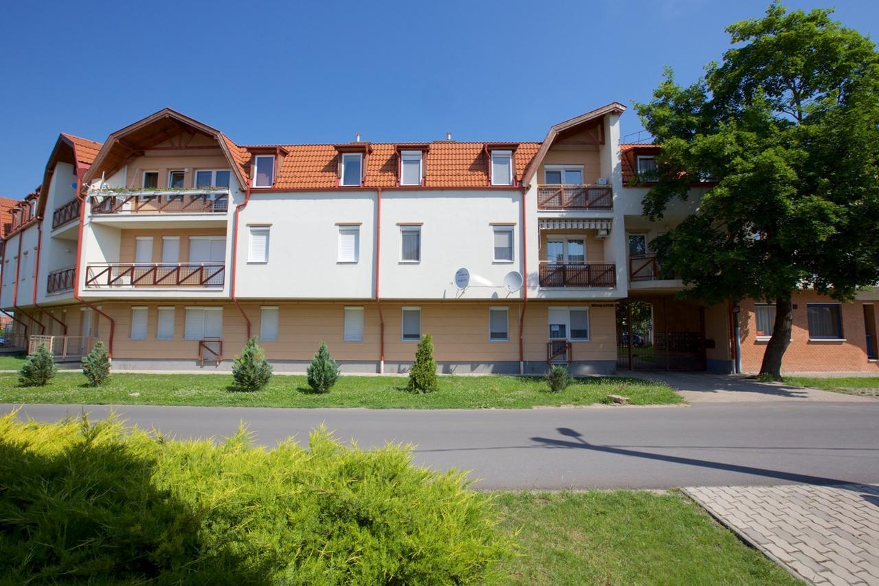 Zoli Apartmanok-Timi Kolcsey 34-36 Hajdúszoboszló Exterior foto