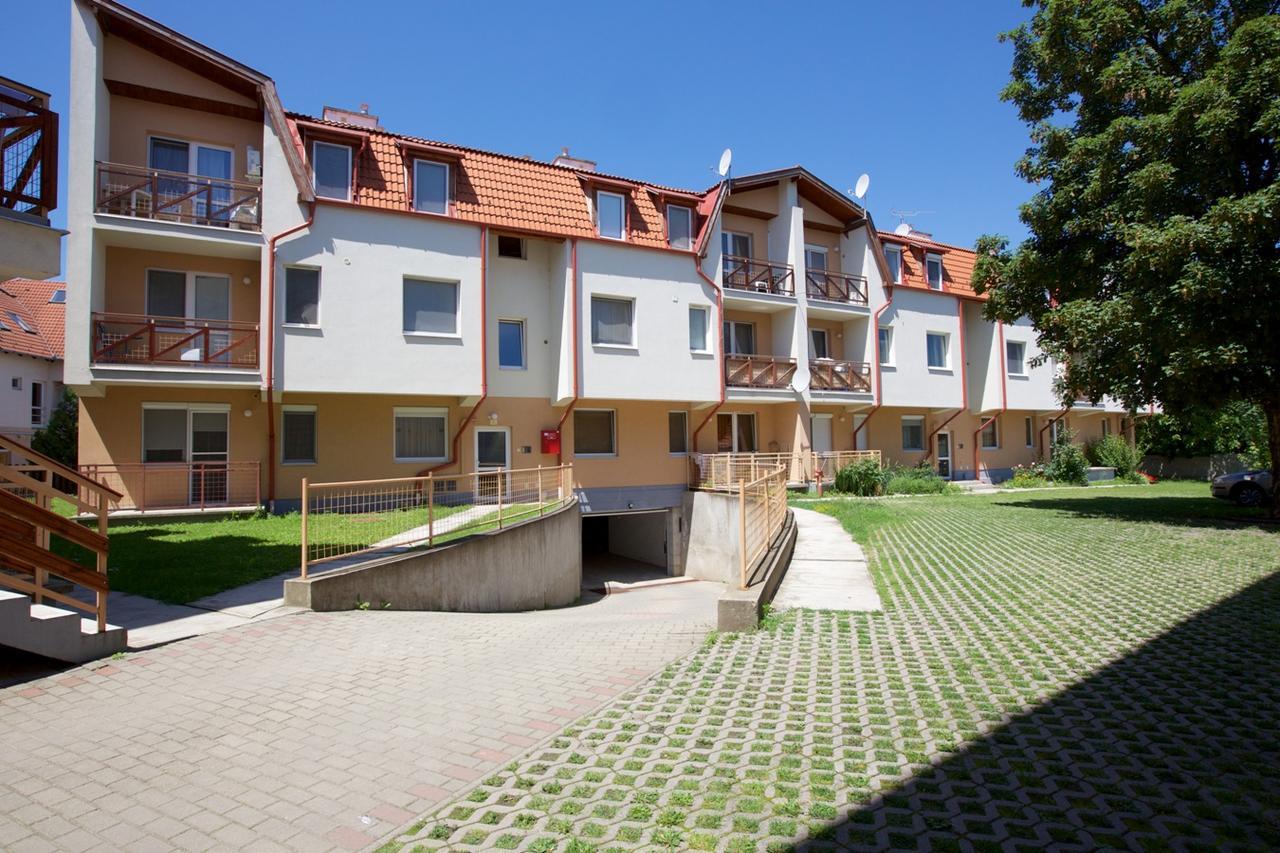 Zoli Apartmanok-Timi Kolcsey 34-36 Hajdúszoboszló Exterior foto